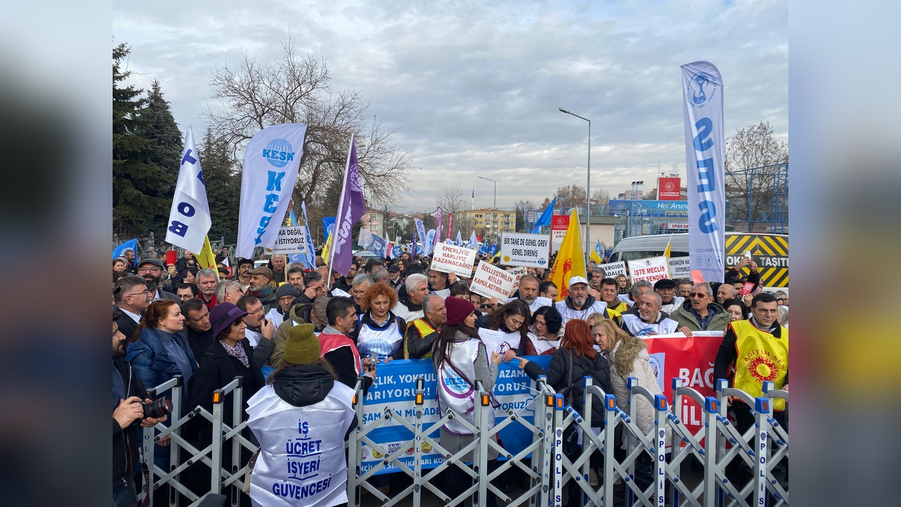 KESK, Bakanlık Önünde Taleplerini Dile Getirdi