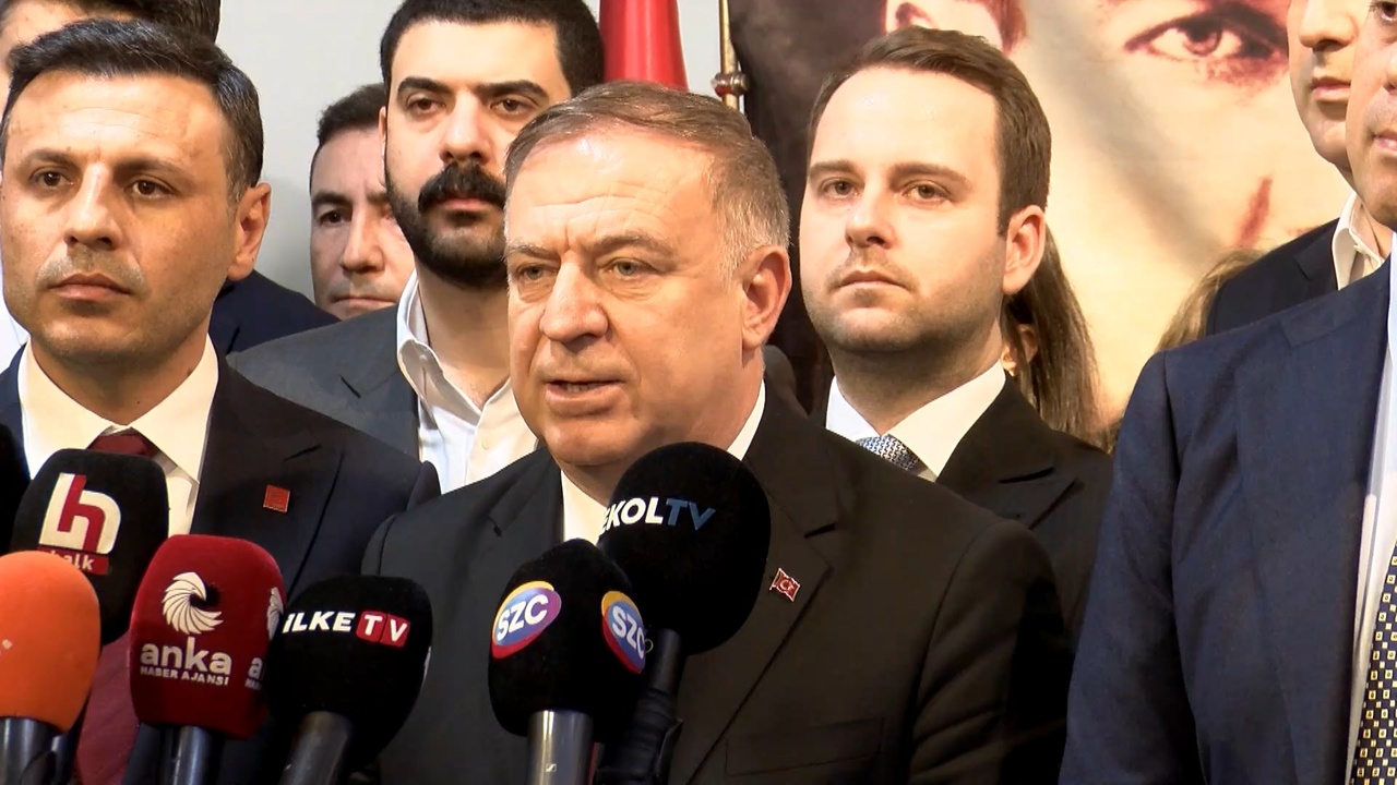 CHP Heyeti Beşiktaş Belediyesi Önünde Destek Açıklaması Yaptı