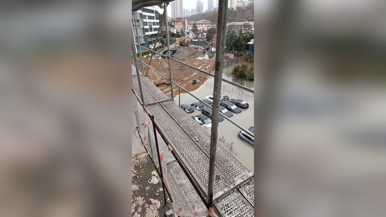 Sarıyer'deki Otoparkta Sıfır Araçlar Suya Gömüldü