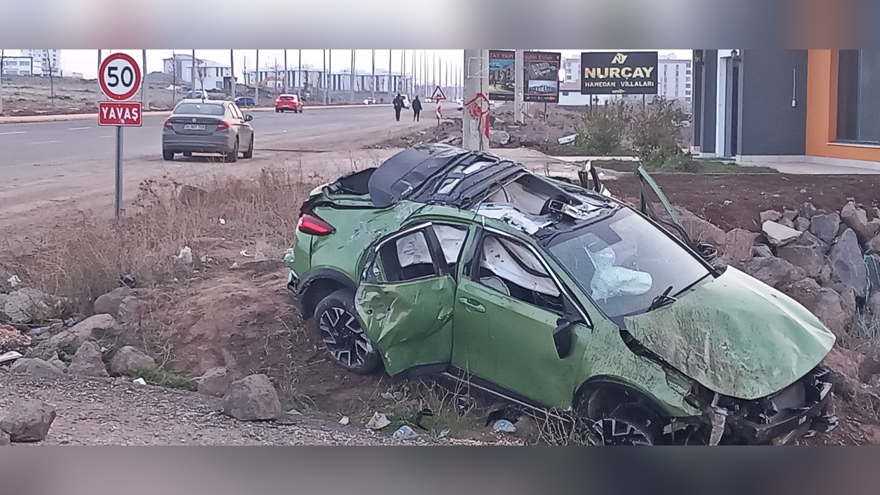 Otomobil Kazasında Üç Yaralı: Kaza Anı Kamerada Kaydedildi