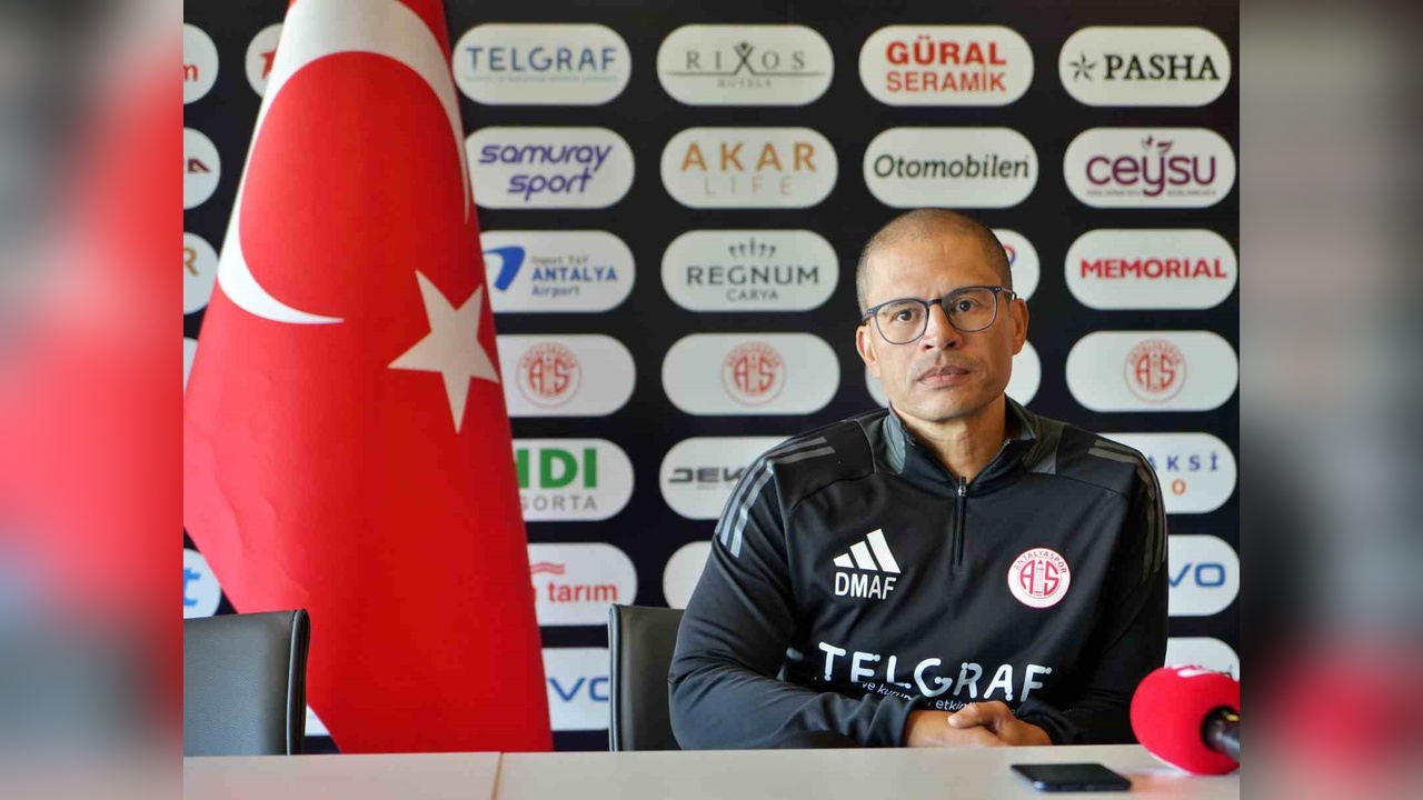 Antalyaspor'da Ayrılık: Alex de Souza Görevden Alındı