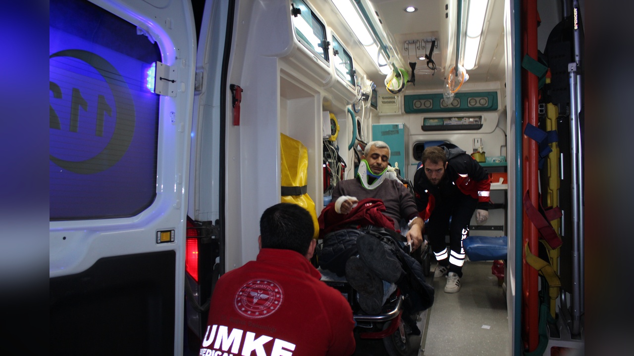 Otomobilin Lastiği Patladı, Şarampole Devrildi: 5 Kişi Yaralandı