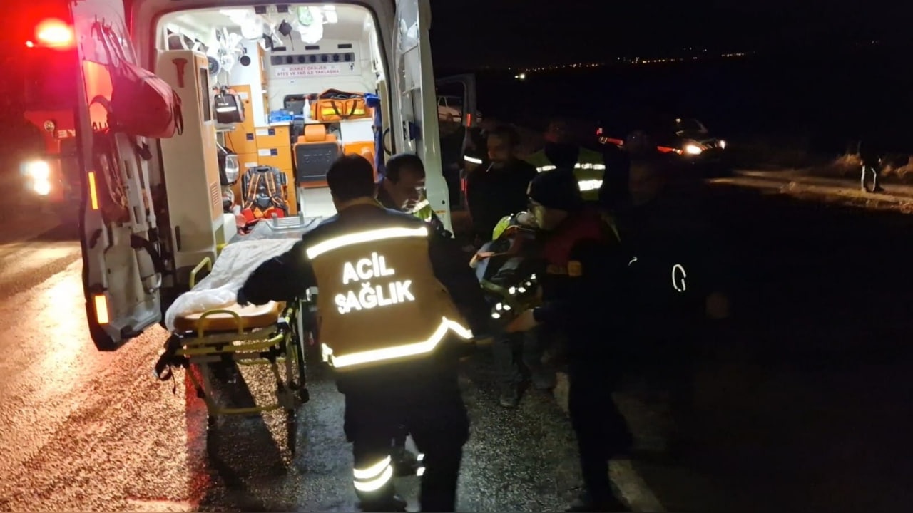 Kamyon, Yaralamalı Kazaya Müdahale Eden Polise Çarptı: 4 Yaralı