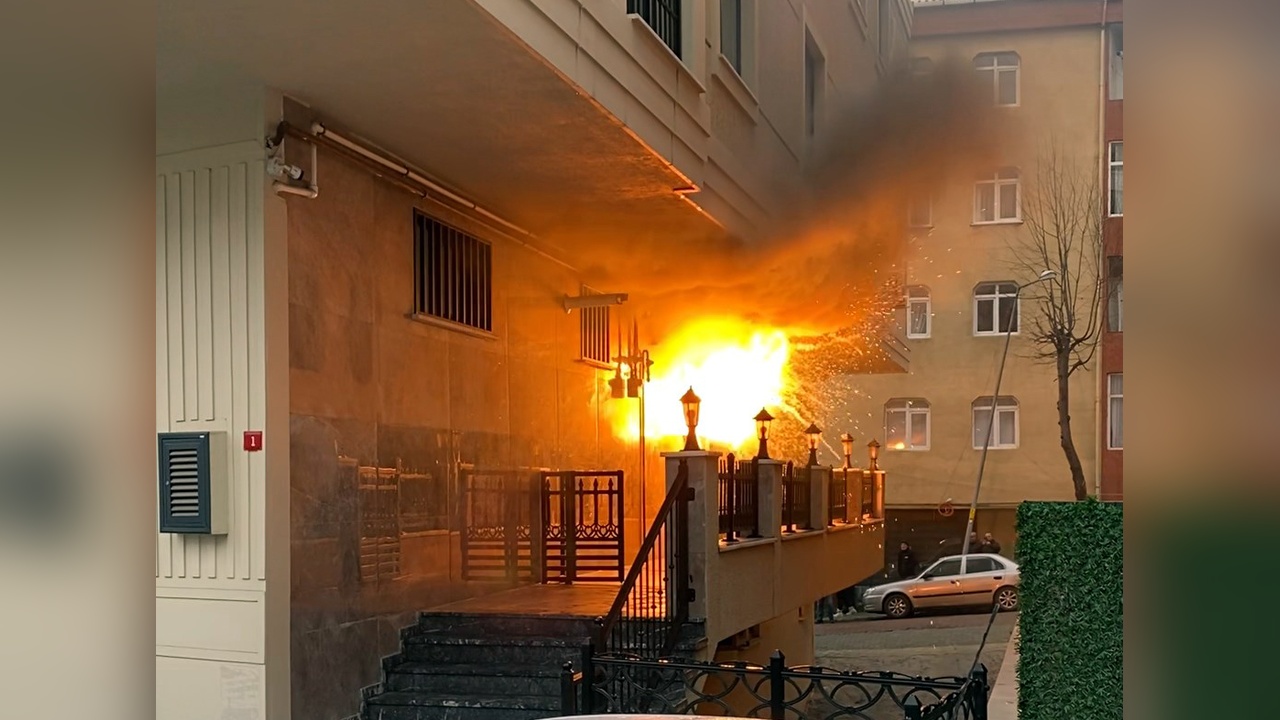 Avcılar'da Elektrik Panosunda Patlama: Panik İçindeki Vatandaşlar Dışarı Çıktı