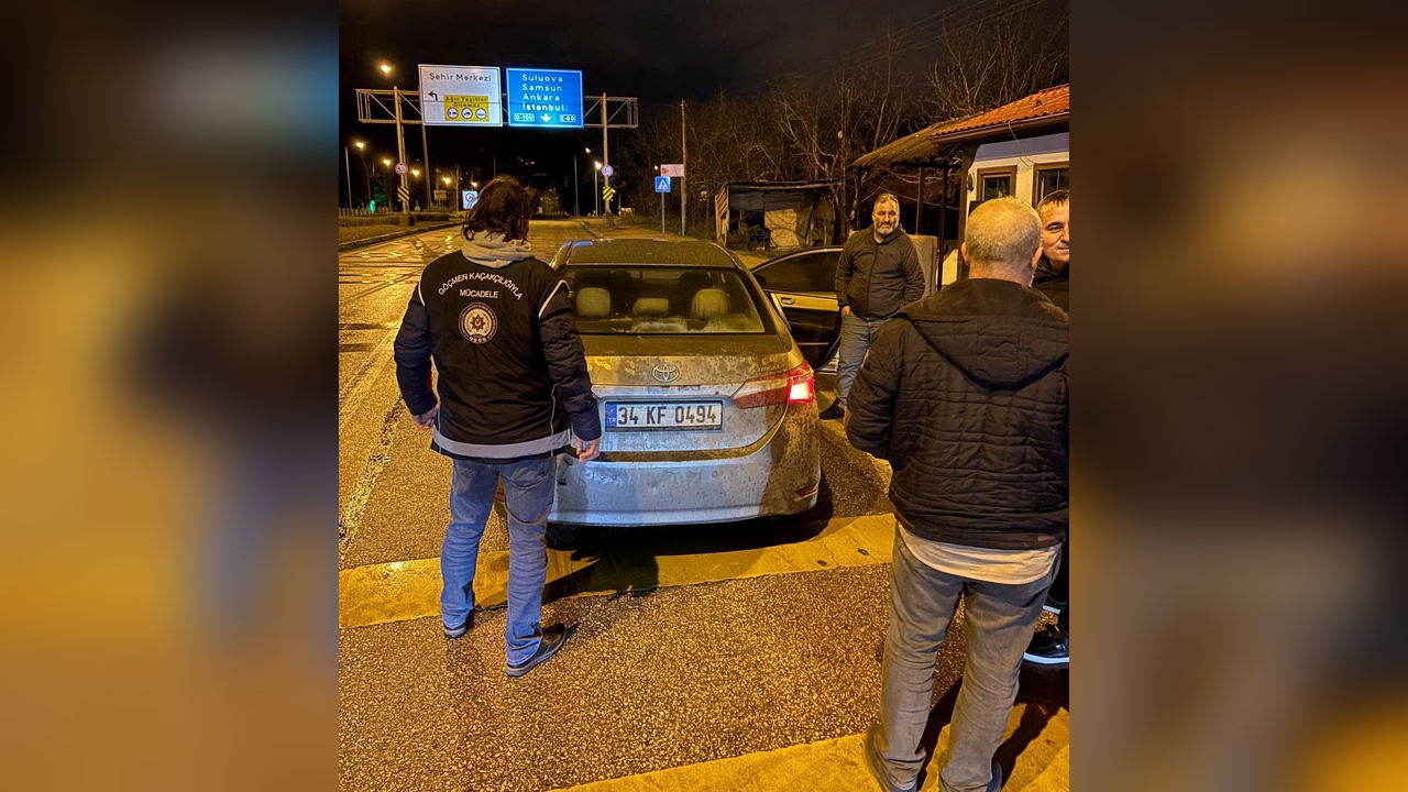 Otomobilin Bagajında Kaçak Göçmenler Yakalandı