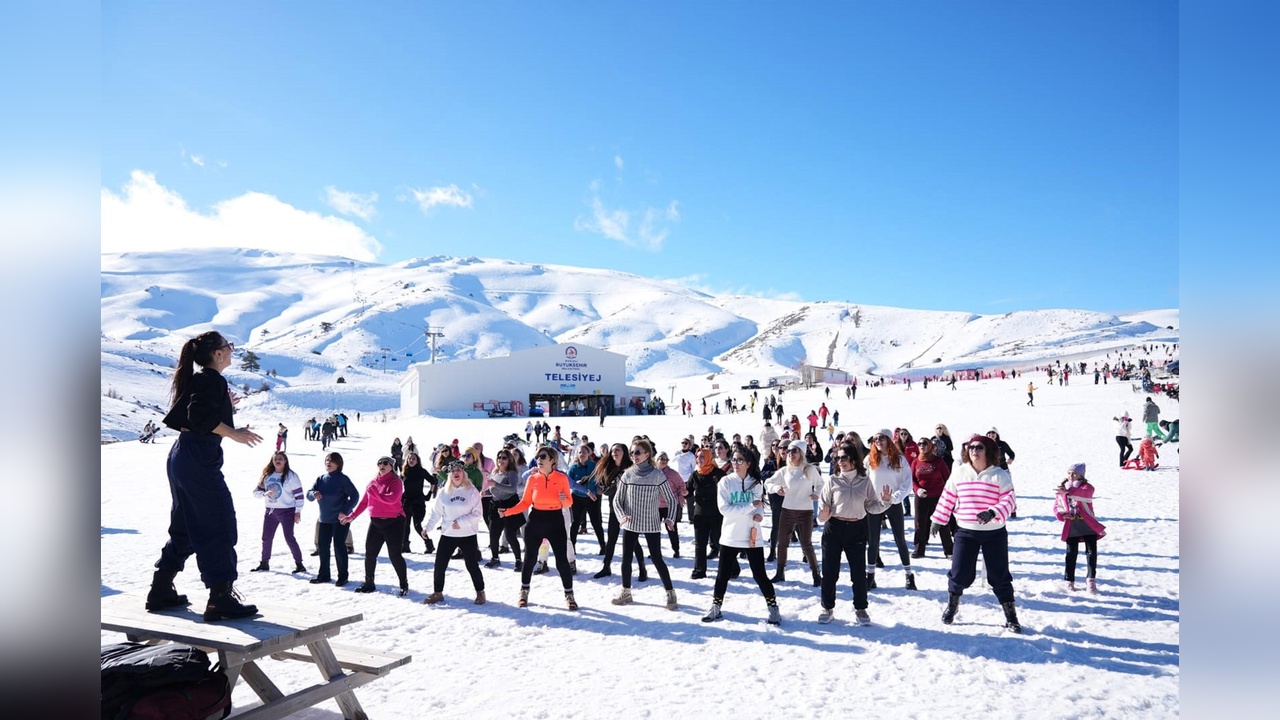 Kayak Merkezinde Kadınların Zumba Keyfi