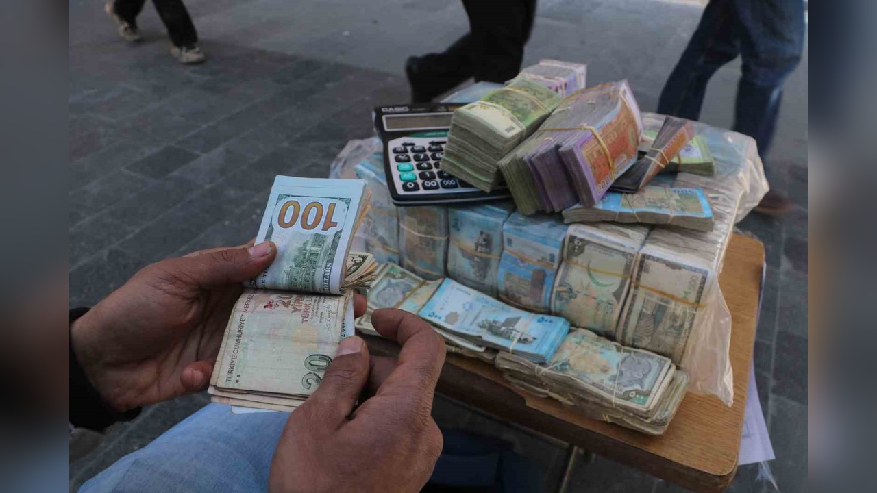 Suriye'de Sarraflar Sokaklarda Döviz Bozma Faaliyetlerine Devam Ediyor