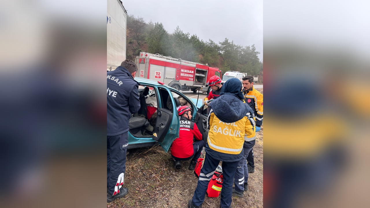 Otomobil ve TIR Çarpışması Sonucu İki Kişi Hayatını Kaybetti