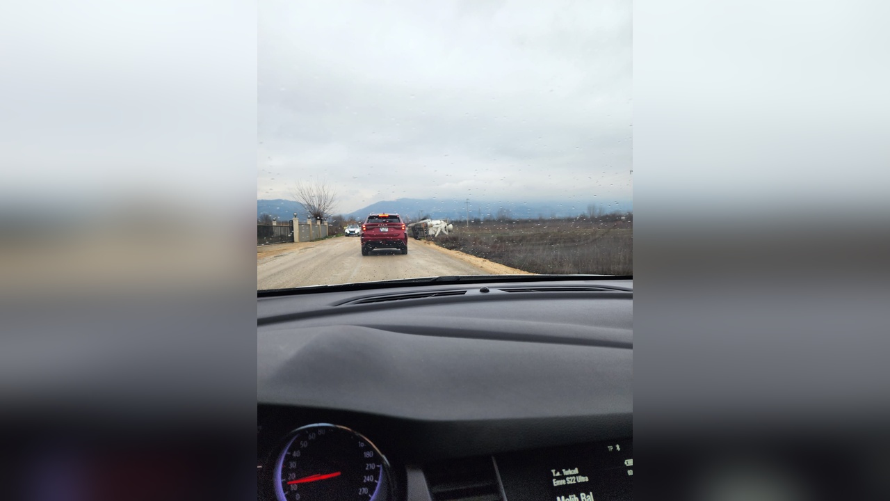 Beton Mikseri Devrildi, Sürücü Yaralandı