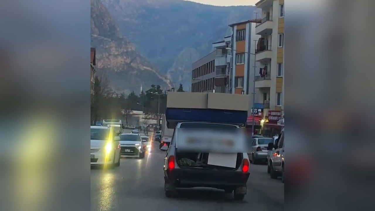 Otomobilin Tavanında Taşınan Çift Kişilik Baza ve Yatak Dikkat Çekti