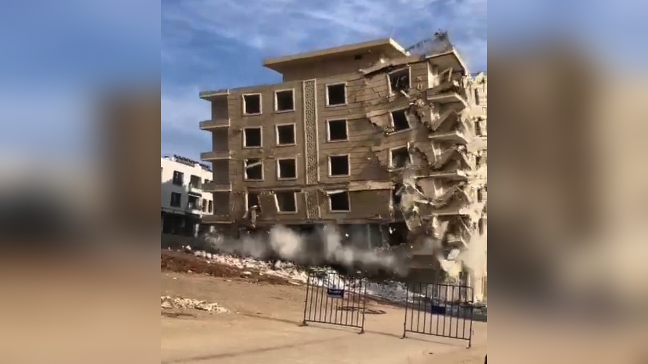Yıkım Halindeki 5 Katlı Bina Çöktü