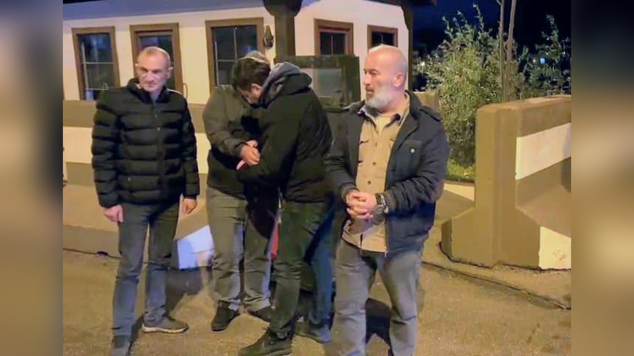 Otomobildeki Kaçak Göçmen Operasyonu: 5 Kişi Yakalandı