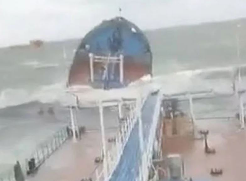 Karadeniz’de iki tanker batıyor