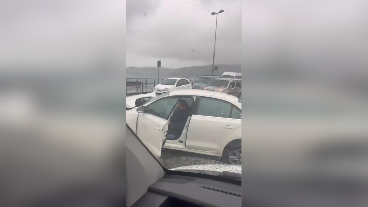 Sarıyer'de Ters Yöne Giren Araçla Kafa Kafaya Çarpışma: İki Yaralı