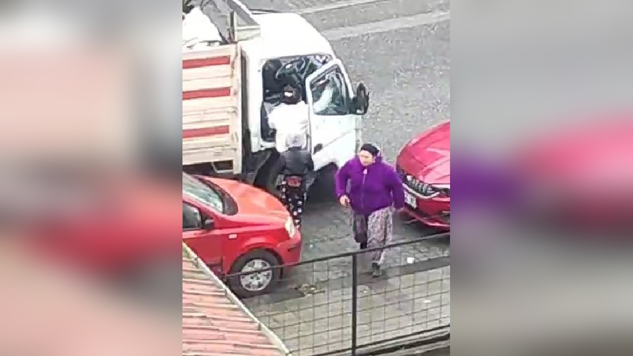 Ümraniye'de Kadınlar Arasında Kavga Anbean Kaydedildi