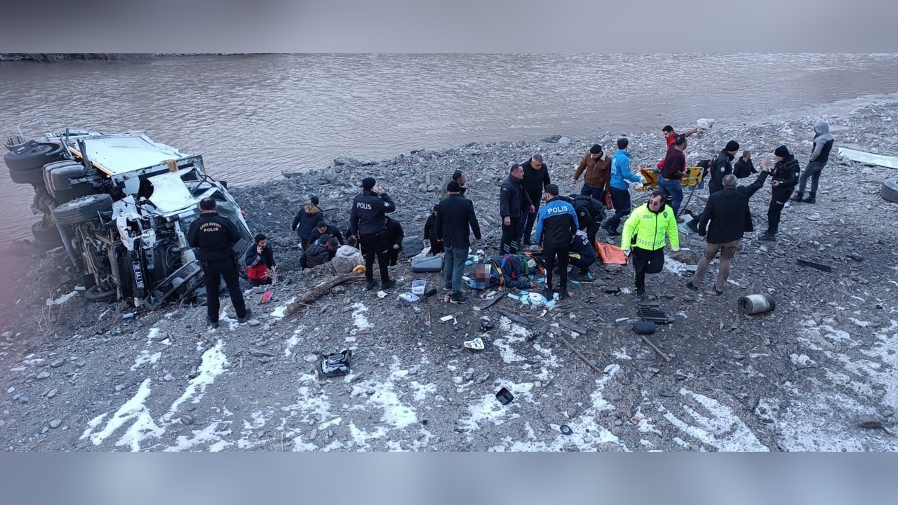Çöp Kamyonu Zap Suyu'na Uçtu: Üç Kişi Yaralandı