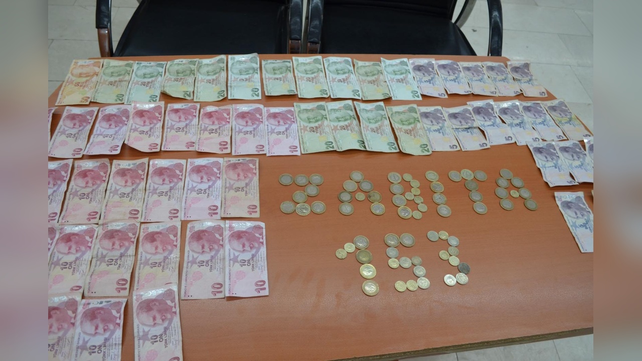 Cami Önünde Dilenirken Yakalanan Kişi, İki Saatte Bin 554 Lira Topladı