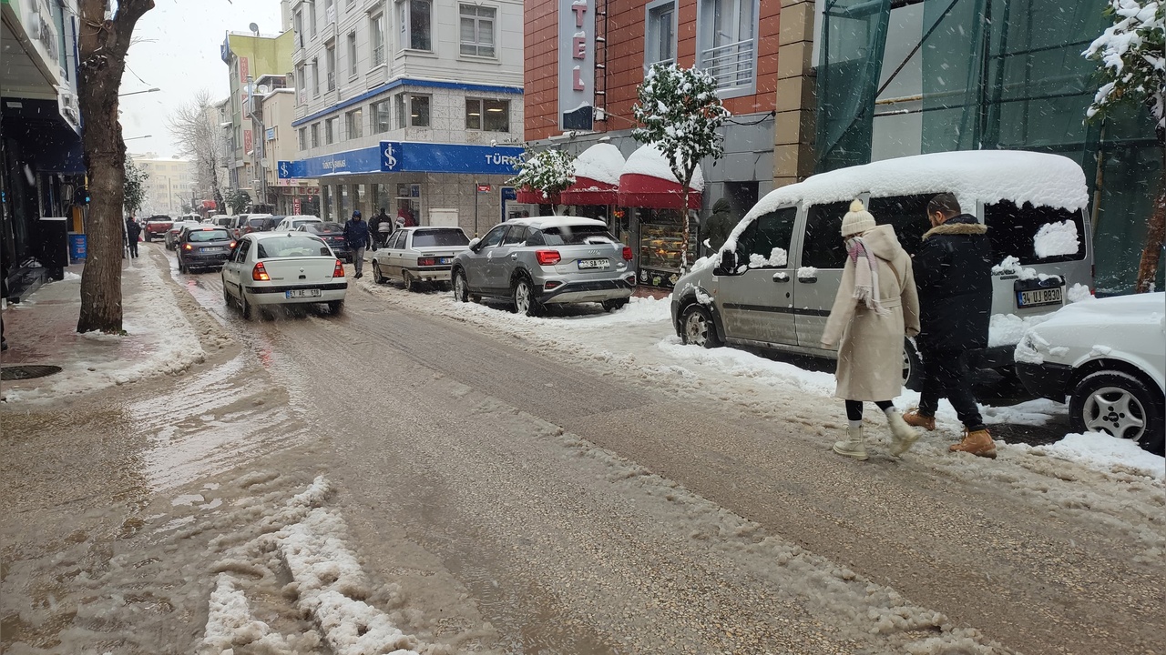 Edirne'yi Beyaza Bürüyen Kar Yağışı Etkisini Gösterdi