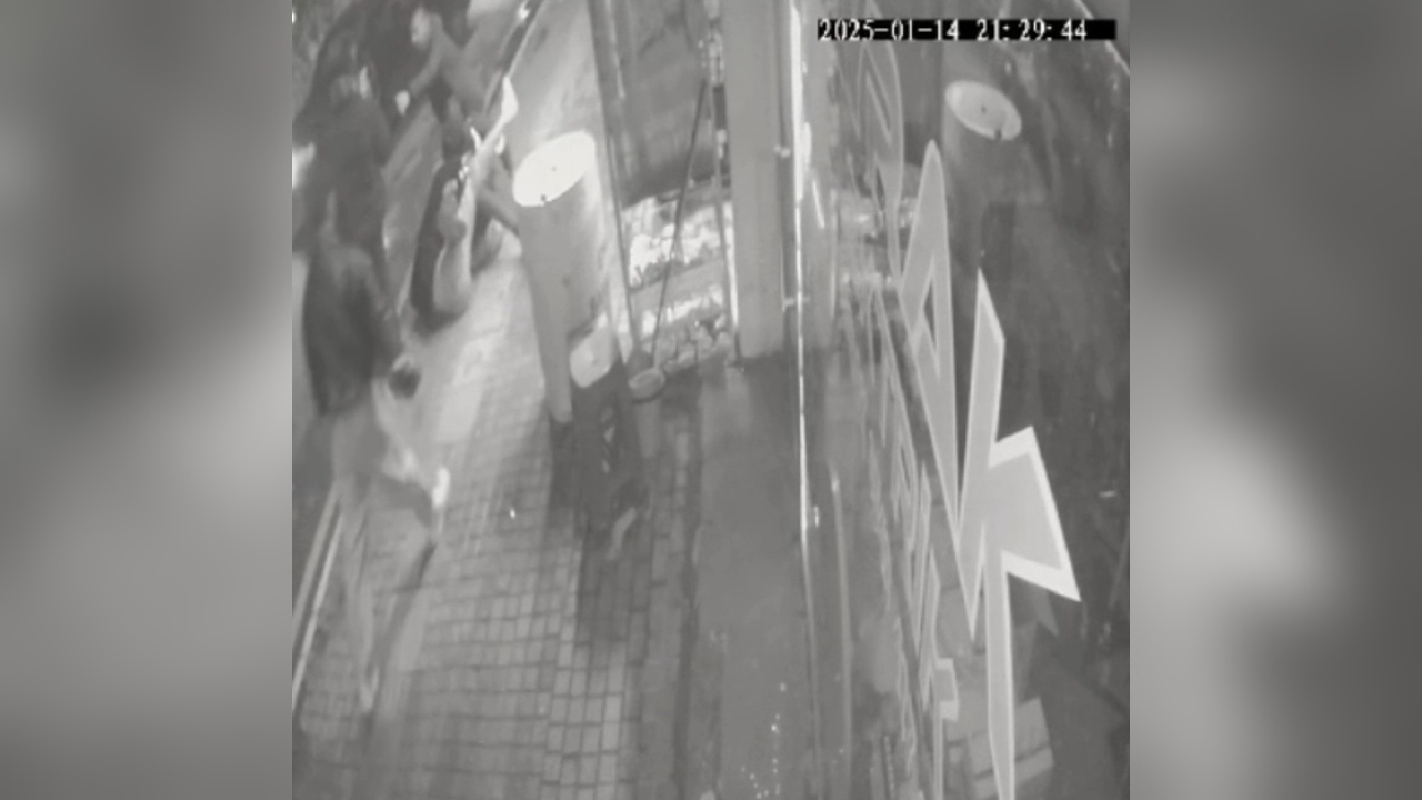 Güvenlik Kamerasında Telefon Tamircisi ve Müşterileri Arasındaki Kavga Görüntülendi