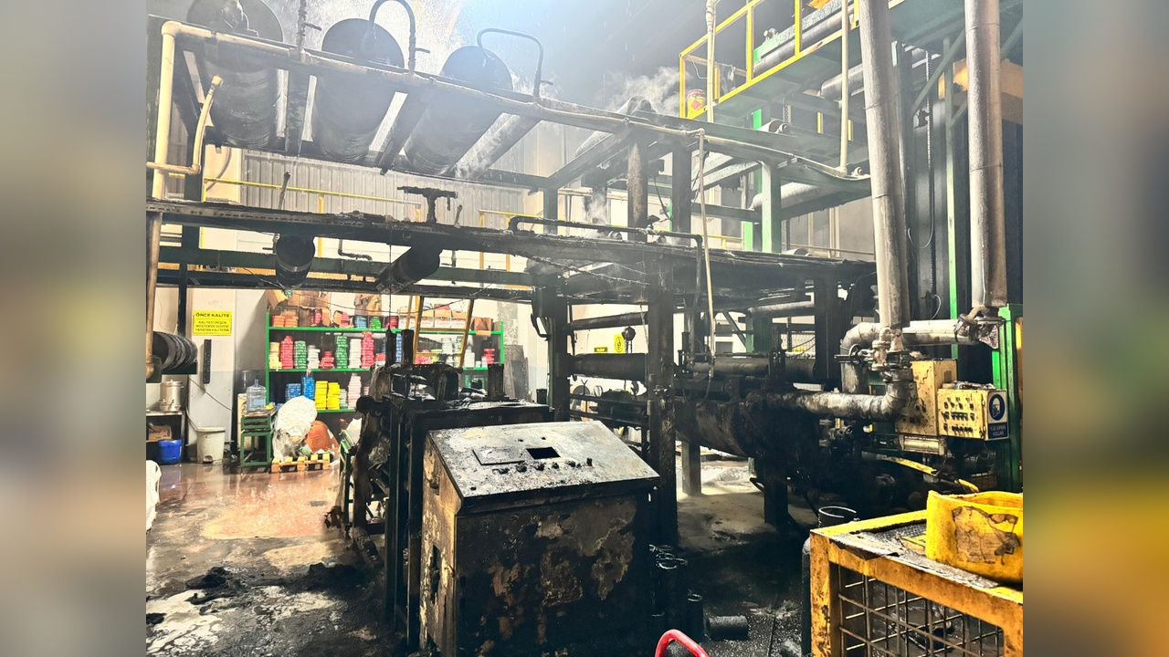 Sakarya'daki Fabrika Yangınında İki İşçi Ağır Yaralandı