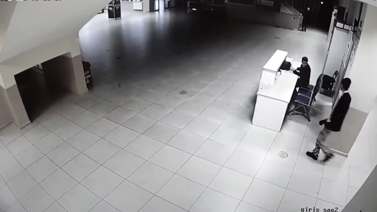 Büyükçekmece'de Öğrenci Müdür Yardımcısını Bıçakladı