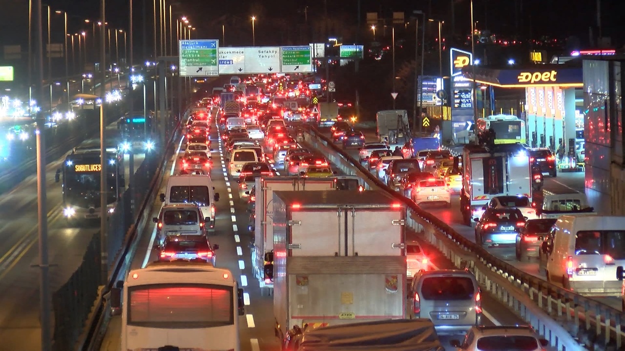 İstanbul Trafiğinde Yoğunluk Zirveye Ulaştı
