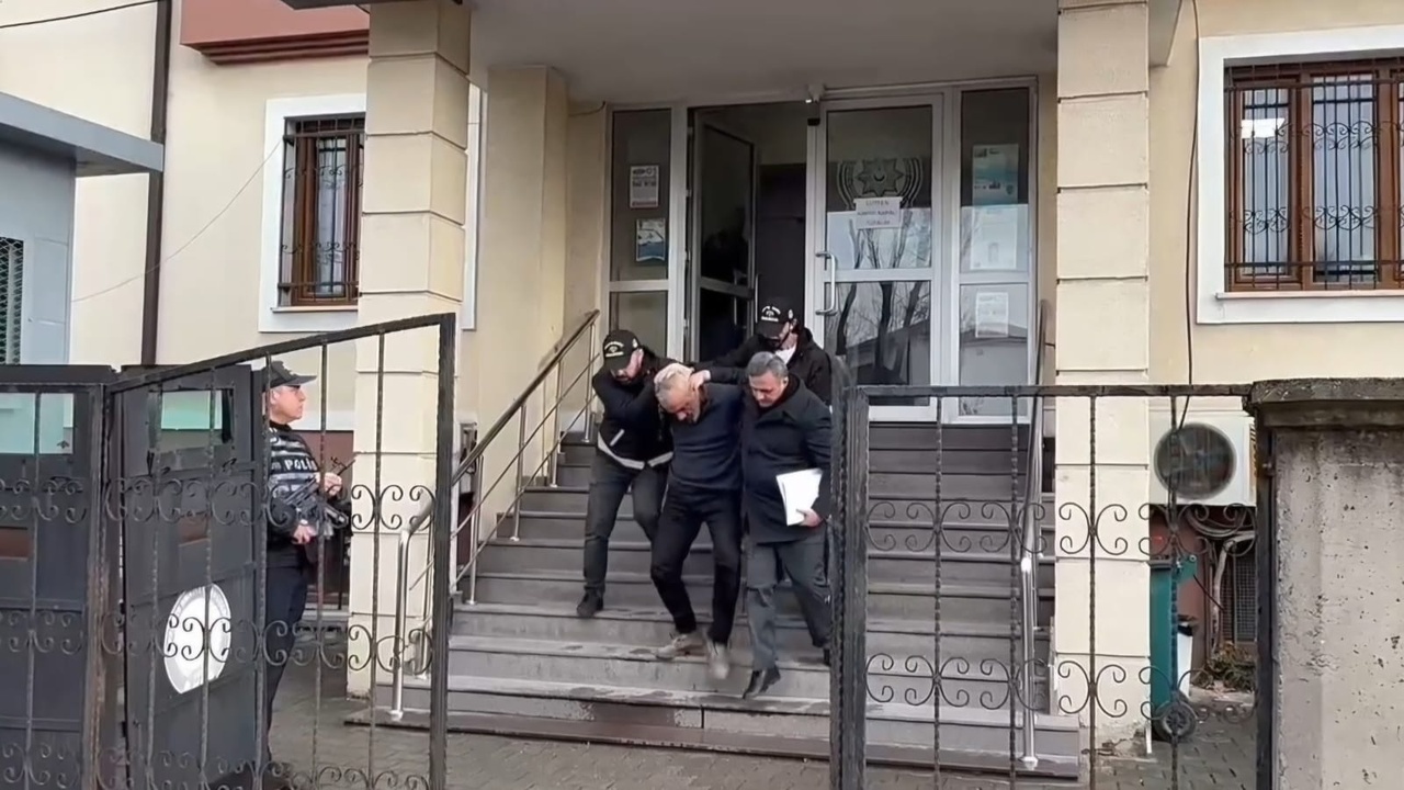 Eski Polis Sevgilisini Bıçakla Yaraladı
