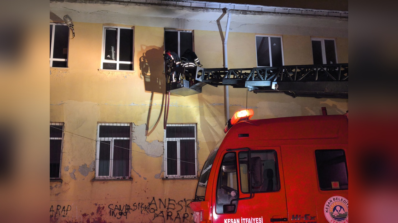 Edirne'deki Eski Okul Binasında Yangın Çıktı