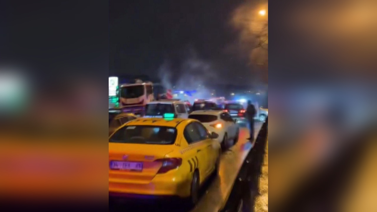 Üsküdar'da Çakarlı Araç Polisle Çarpıştı