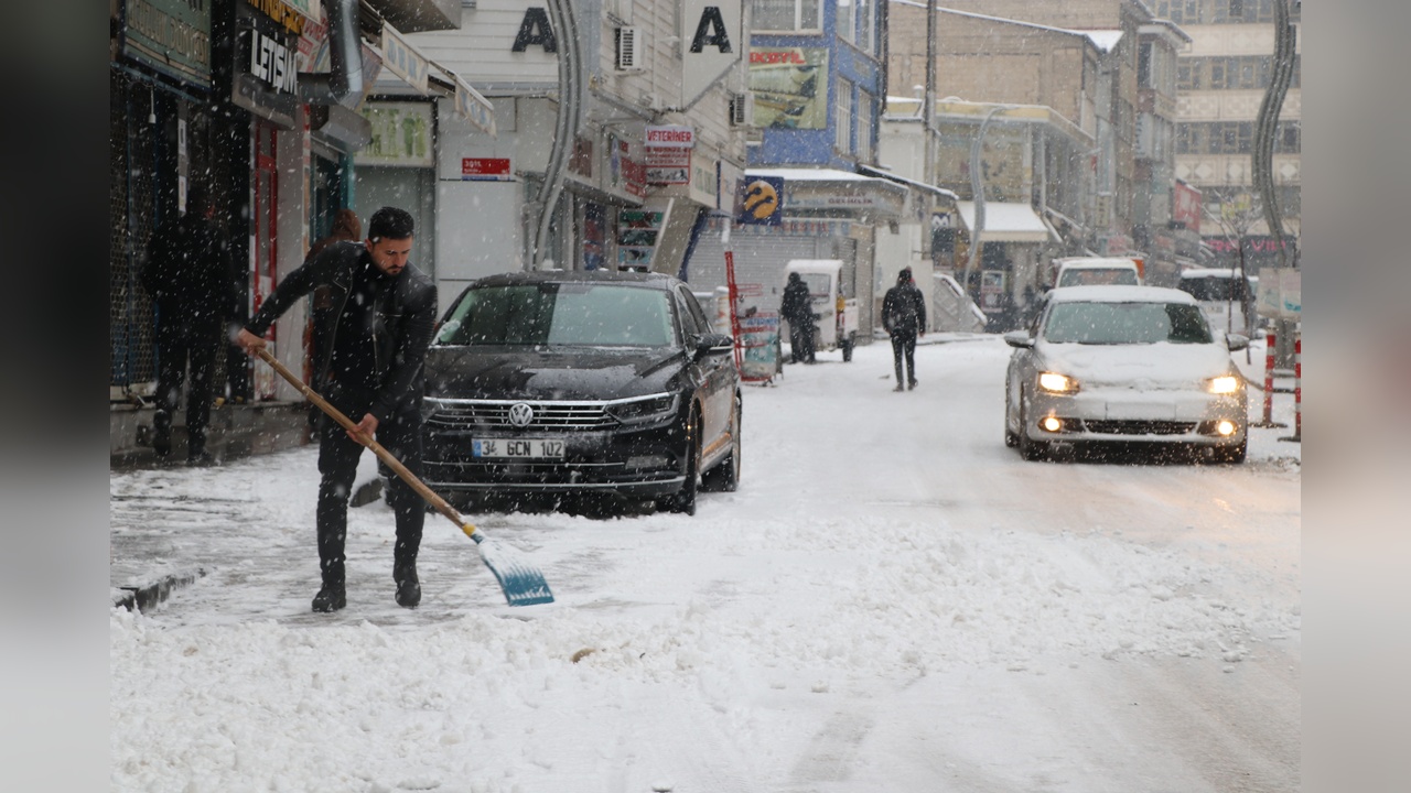 Van'da Yoğun Kar Yağışı Etkili Oluyor