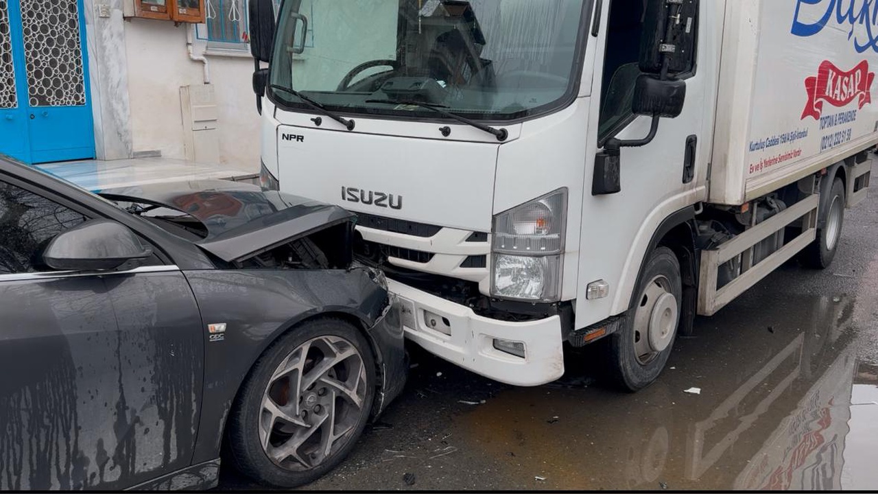 Beyoğlu'nda Kamyonet Kazası: Şoför Kaçtı
