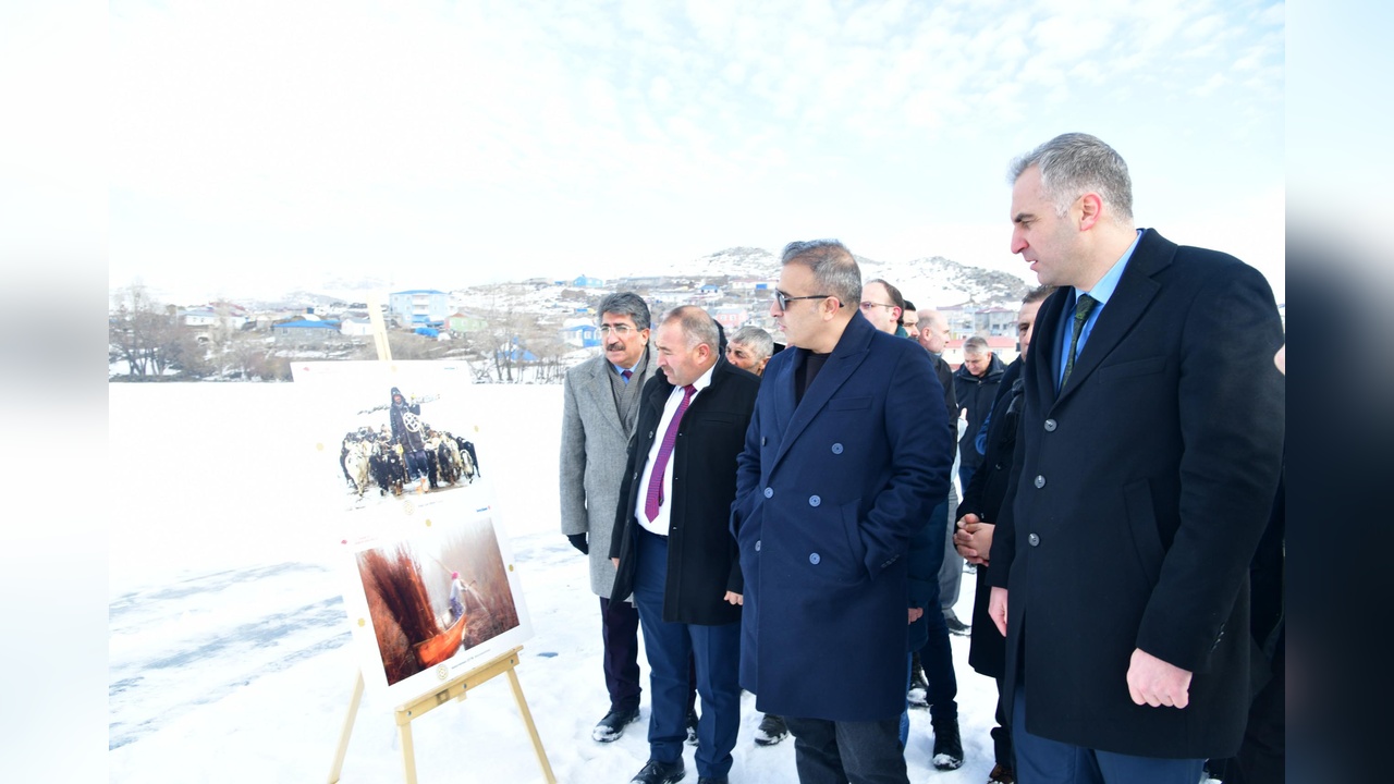 Çıldır Gölü'nde Buz Üzerinde Fotoğraf Sergisi Açıldı