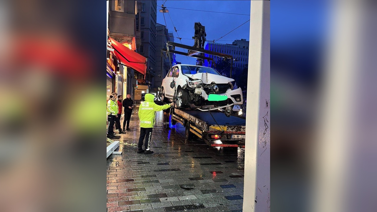 Uykusuz Sürücünün Kaza Anı İstiklal Caddesi'nde Yaşandı