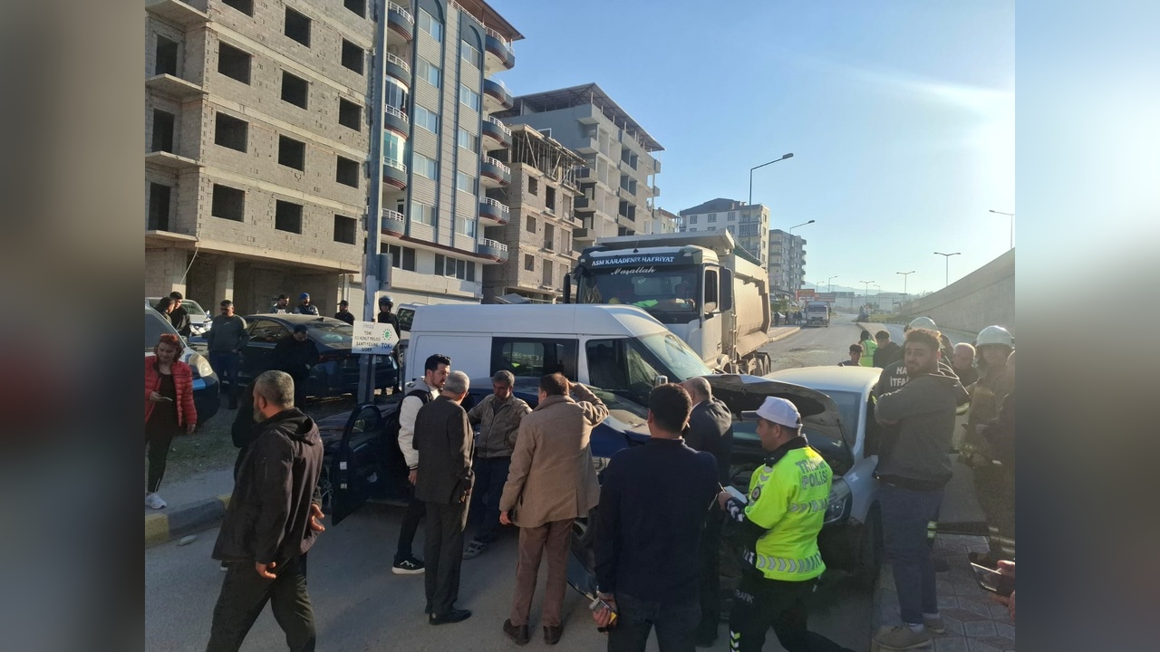 Kavşakta Fren Arızası: Kamyon 5 Araca Çarptı, 3 Yaralı