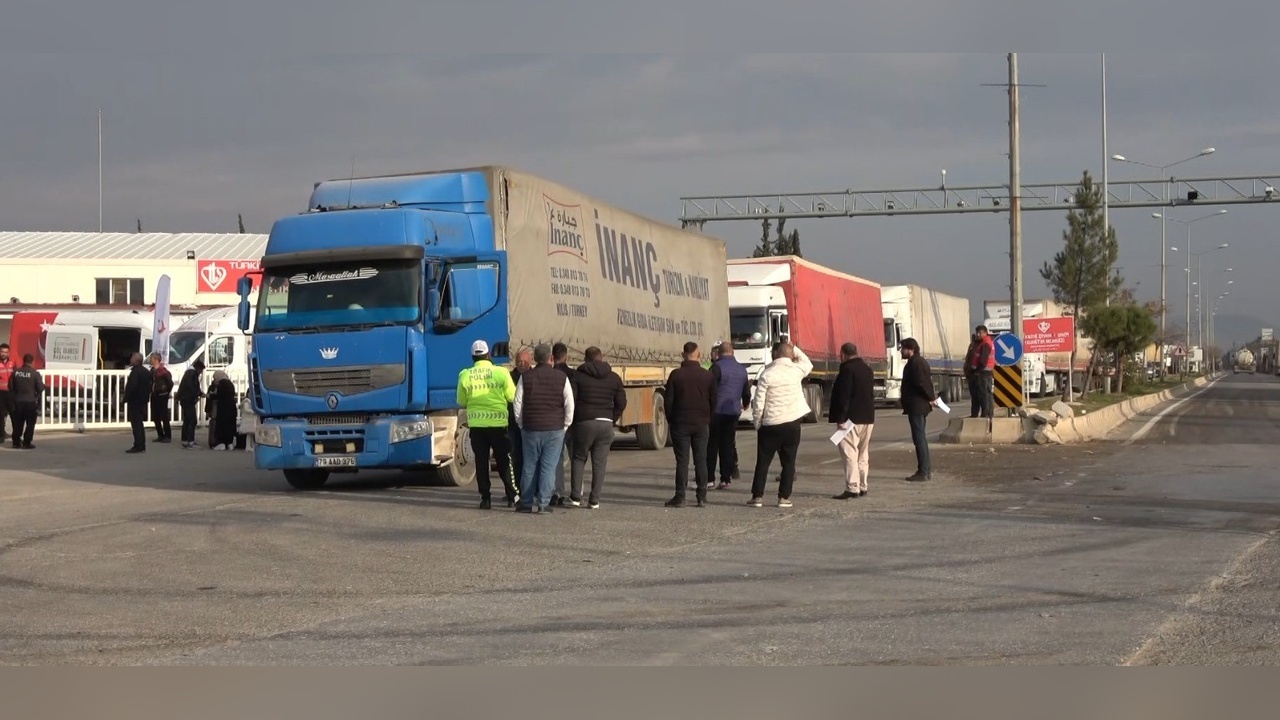 Öncüpınar Sınır Kapısı'nda Uzun Tır Kuyrukları Oluştu