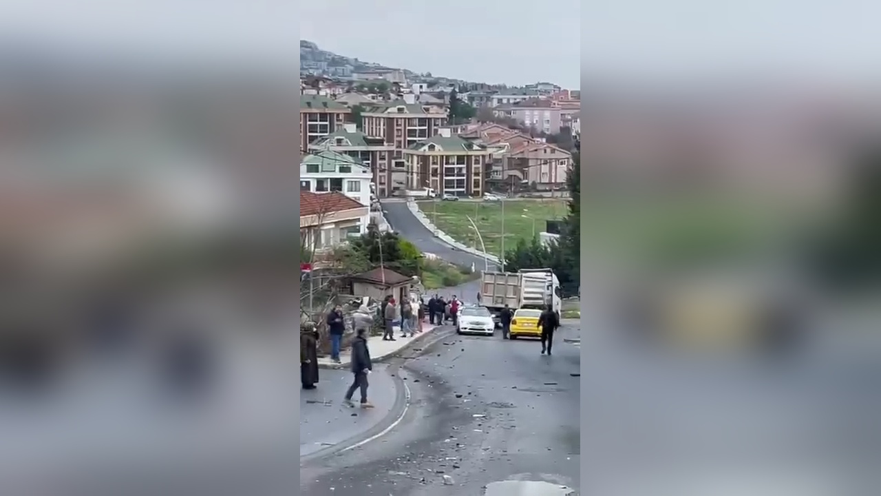 Büyükçekmece'de Kamyon Kazası: 1 Ölü, 2 Araç Hasar Gördü