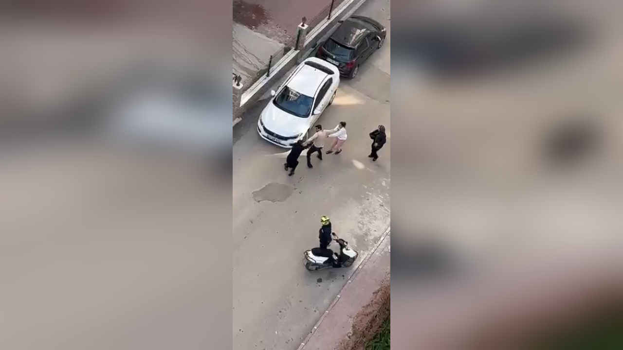 Kameralara Yansıyan Komşu Kavgasında Bıçak ve Kaldırım Taşı Kullanıldı