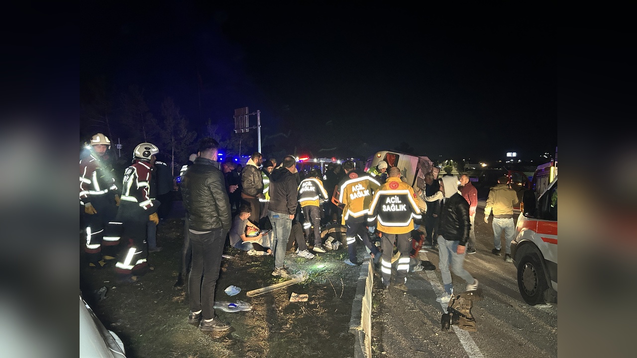 Uşak'ta Trafik Kazası: 28 Kişi Yaralandı