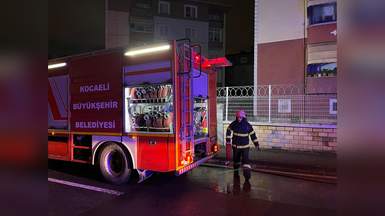 Kocaeli'de Zemin Kat Dairesinde Yangın Çıktı