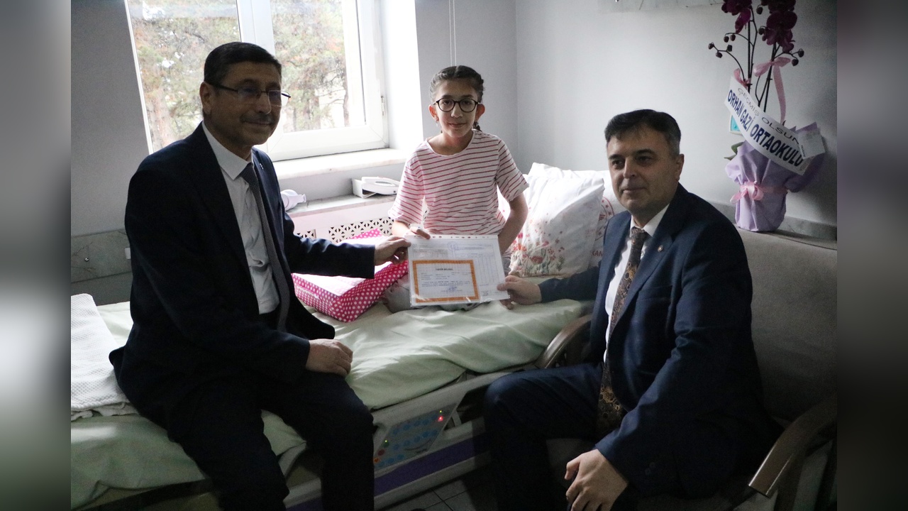 Öğrenciler Karnelerini Hastane Ortamında Aldı
