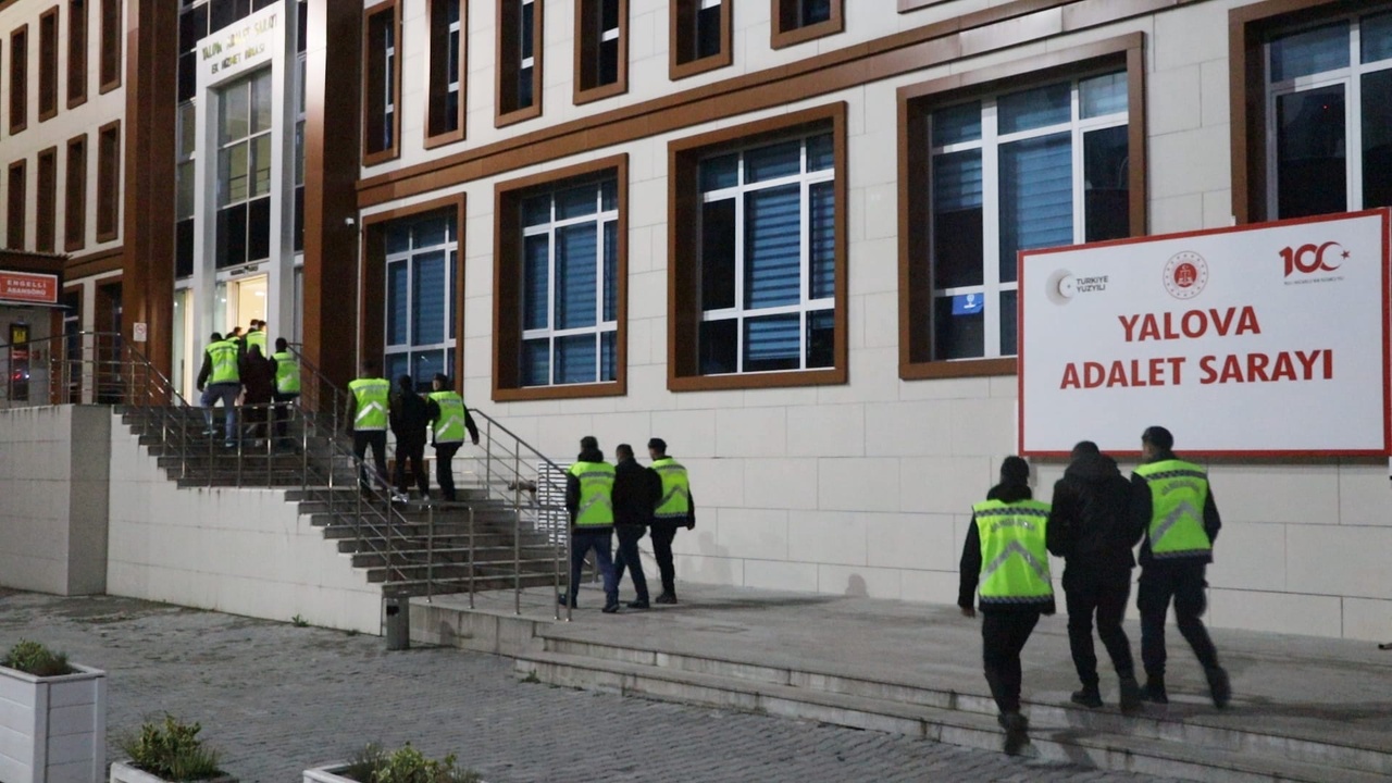 Yalova'da Göçmen Kaçakçılığına Yönelik Operasyon: 8 Kişi Tutuklandı