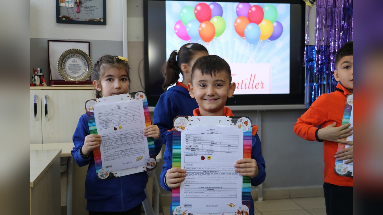 Ankara'da Öğrenciler Karne Heyecanı Yaşadı