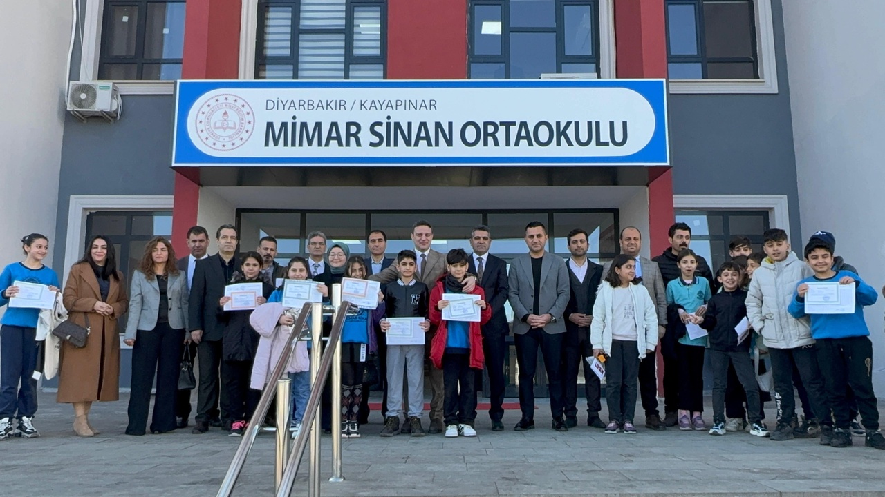 Öğrenciler Karnelerini Aldı: Doğu ve Güneydoğu Bölgesinde Coşku Hakim