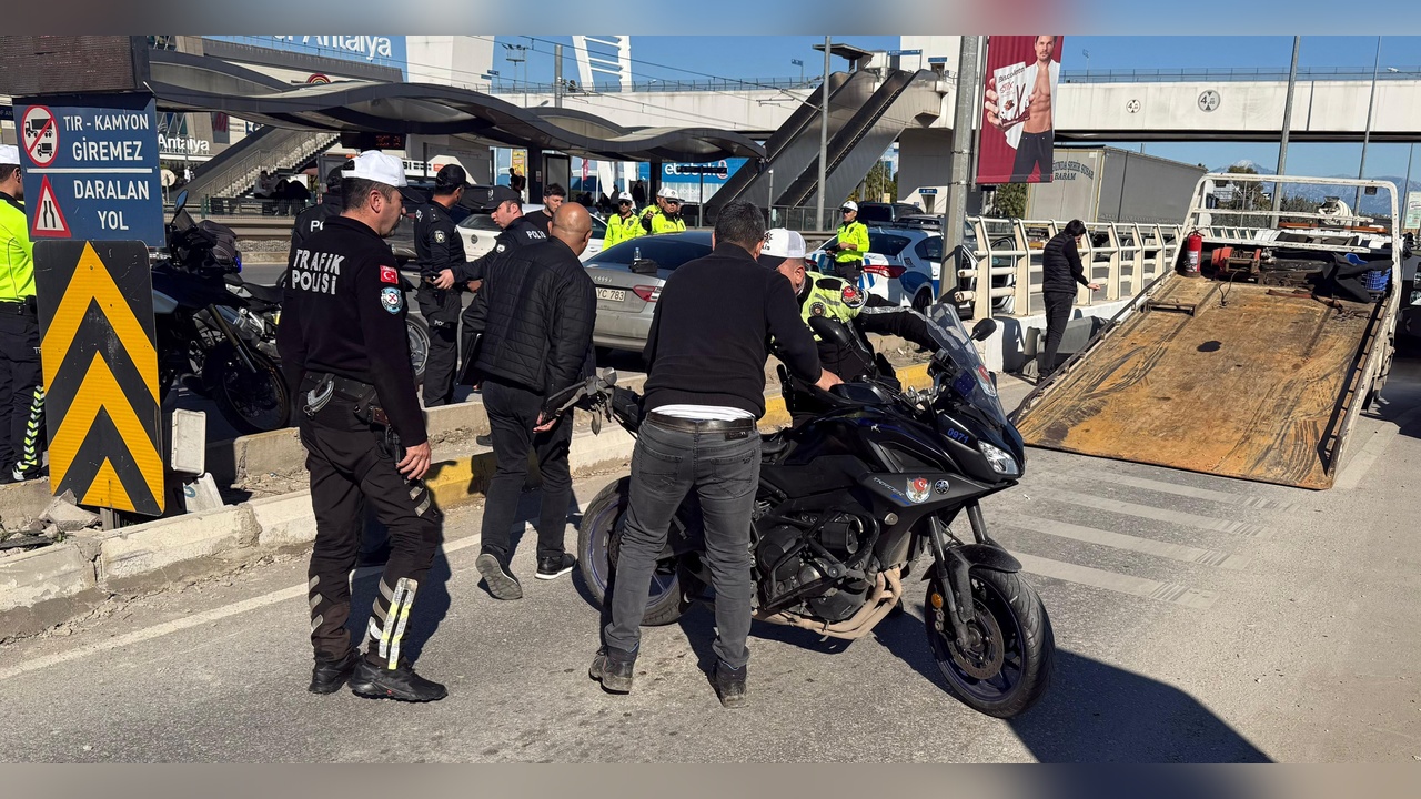 Alkollü Sürücü Motosikletli Polisi Sıkıştırdı: Yaralı Var