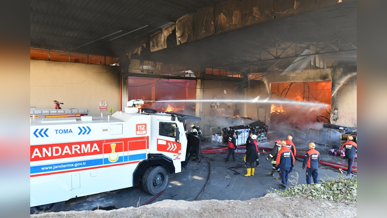 Şanlıurfa Tekstil Fabrikasında Yangın Kontrol Altına Alındı