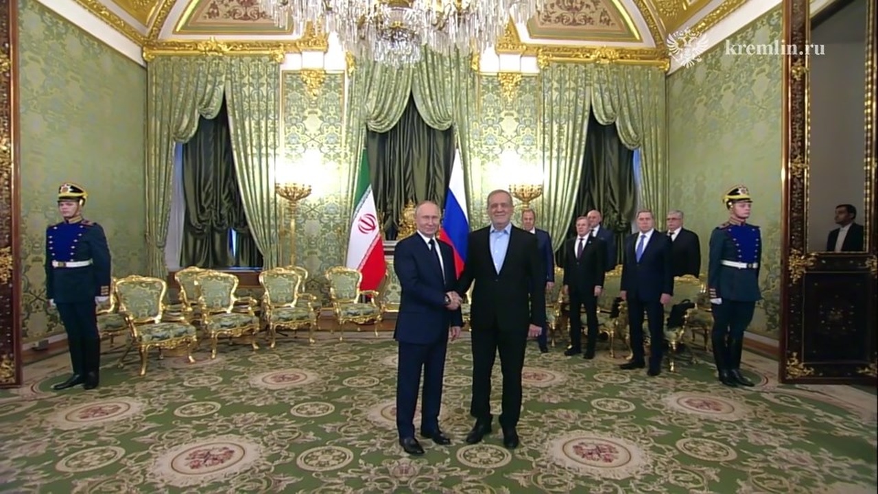 Kremlin'de Tarihi Buluşma: Putin ve Pezeşkiyan Görüştü