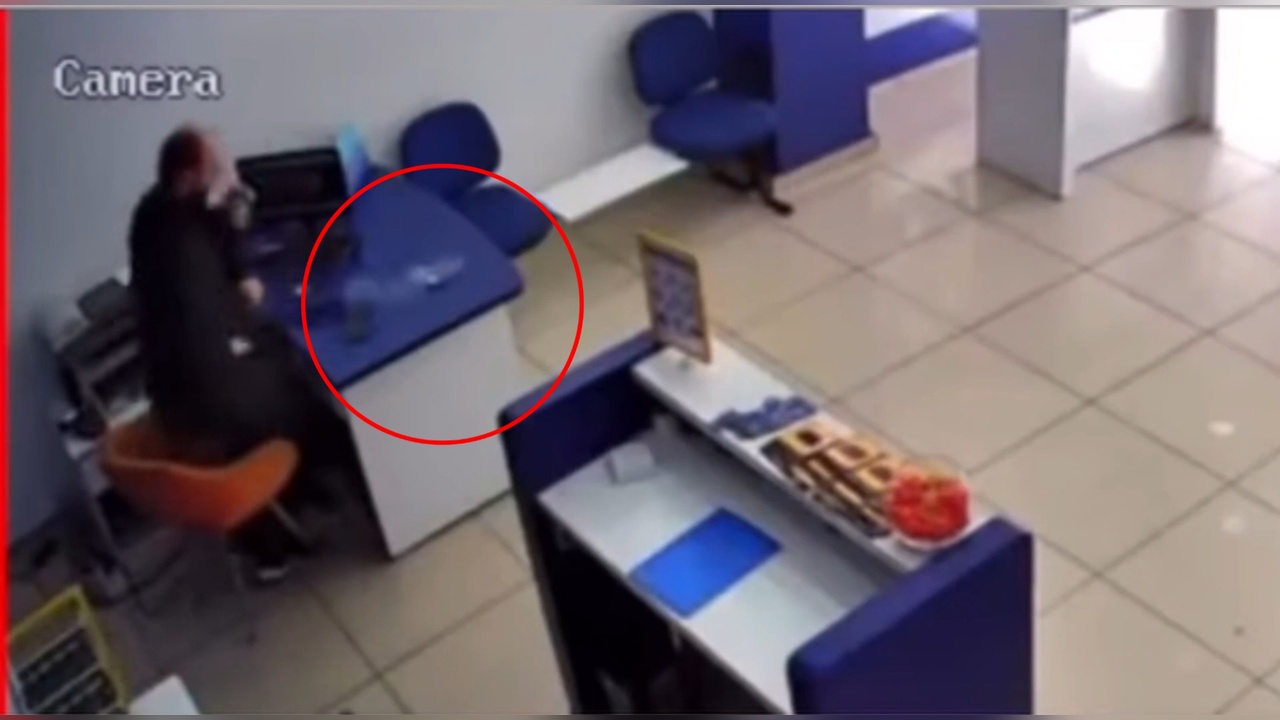 Patlayan Telefonun Sahibi Dükkan Çıkışında Şok Anlar Yaşadı
