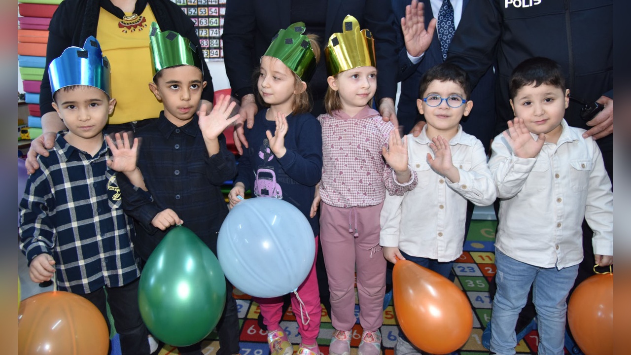 Üç İkiz Kardeşin Anaokulundaki Başarı Belgesi Sevinci