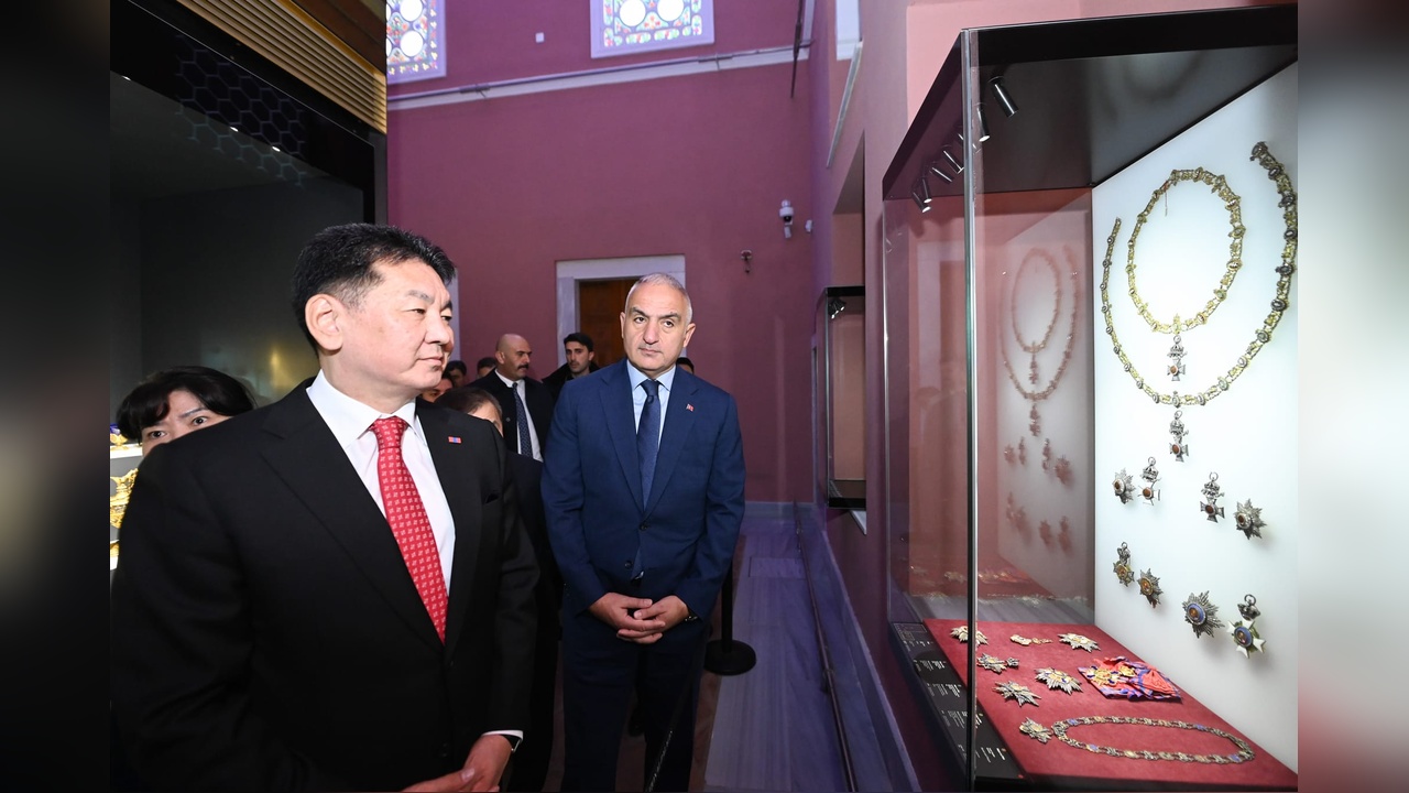 Bakan Ersoy ve Moğolistan Cumhurbaşkanı Tarihi Eserleri Ziyaret Etti