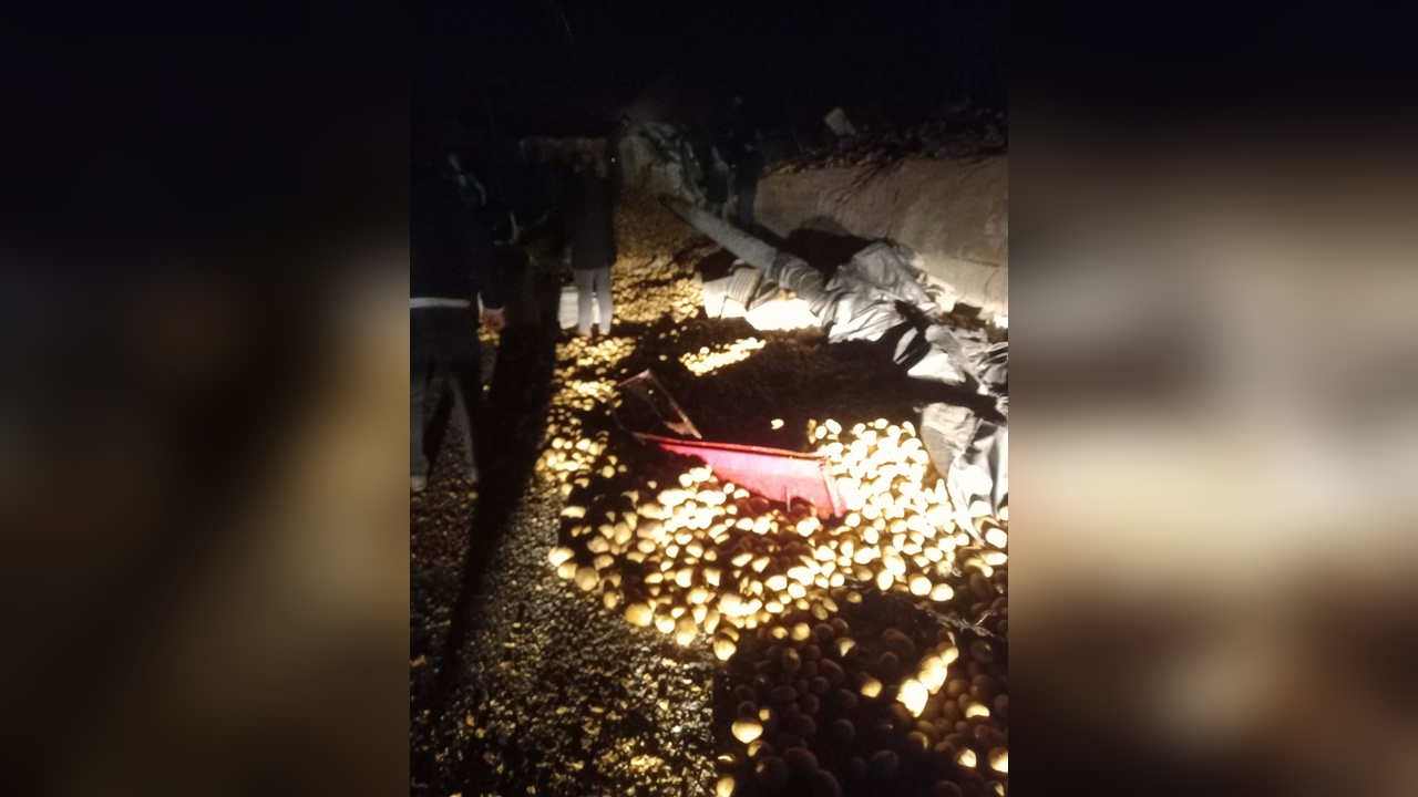 Turgutlu'da Kamyon Kazası: Patatesler Yola Saçıldı